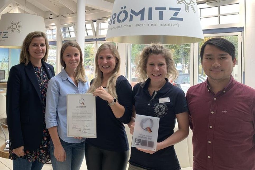 Die Mitarbeiter des Tourismus-Service Grömitz freuen sich über die erneute Auszeichnung mit ServiceQualität Deutschland.