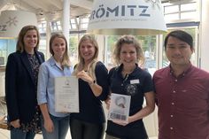 Die Mitarbeiter des Tourismus-Service Grömitz freuen sich über die erneute Auszeichnung mit ServiceQualität Deutschland.