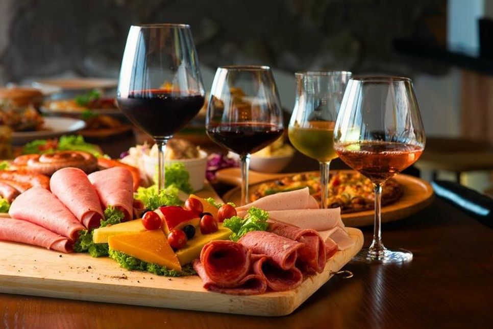 Im Wein liegt ja bekanntlich die Wahrheit, wer auf der Dinnerparty jedoch nicht zu viel Preis geben möchte, beruft sich einfach auf unser Wein-Wissen.