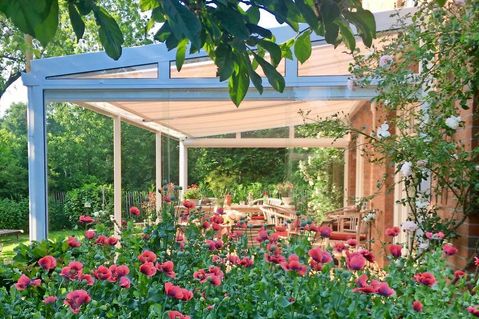Moderne Glasüberdachungen bieten Schutz und verdunkeln weder die Terrasse noch die sich anschließenden Räume.