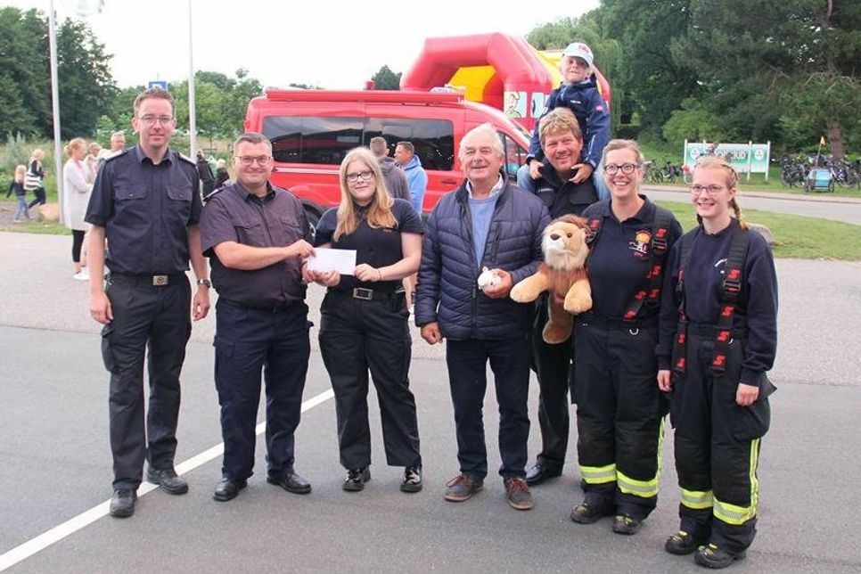 Michael Gutowsky (Mi.) überreichte die Spende beim Grillabend der Feuerwehr.
