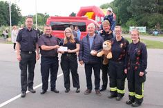 Michael Gutowsky (Mi.) überreichte die Spende beim Grillabend der Feuerwehr.