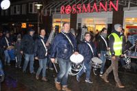 Den Laternenumzug zum Marktplatz führte der Neustädter Spielmannszug an.
