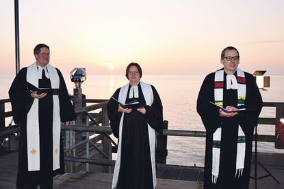 Pastorin Kristina Warnemünde und Pastor Matthias Hieber (beide Süsel) sowie Pastor Frank Karpa (rechts) vom Evangelischen Zentrum in Eutin, erzählen die Ostergeschichte direkt vom Ostseeufer –  frühmorgens bei Sonnenaufgang und bestem Wetter, musikalisch begleitet von Kantorin Lena Sonntag.
