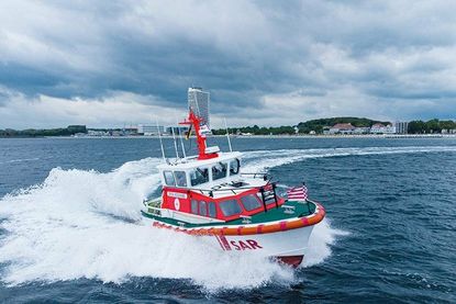 Am Samstag begrüßen die Seenot­retter der Station Travemünde wieder alle Menschen, die der DGzRS verbunden sind und die sich für ihre spendenfinanzierte Arbeit interessieren. Mit ihrem Seenotrettungsboot ERICH KOSCHUBS sichern sie die viel befahrene Zufahrt zum Fährhafen sowie die stark genutzten Wassersportreviere vor der Küste.