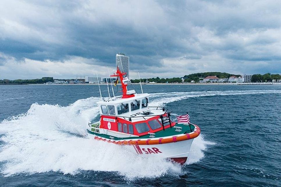 Am Samstag begrüßen die Seenot­retter der Station Travemünde wieder alle Menschen, die der DGzRS verbunden sind und die sich für ihre spendenfinanzierte Arbeit interessieren. Mit ihrem Seenotrettungsboot ERICH KOSCHUBS sichern sie die viel befahrene Zufahrt zum Fährhafen sowie die stark genutzten Wassersportreviere vor der Küste.