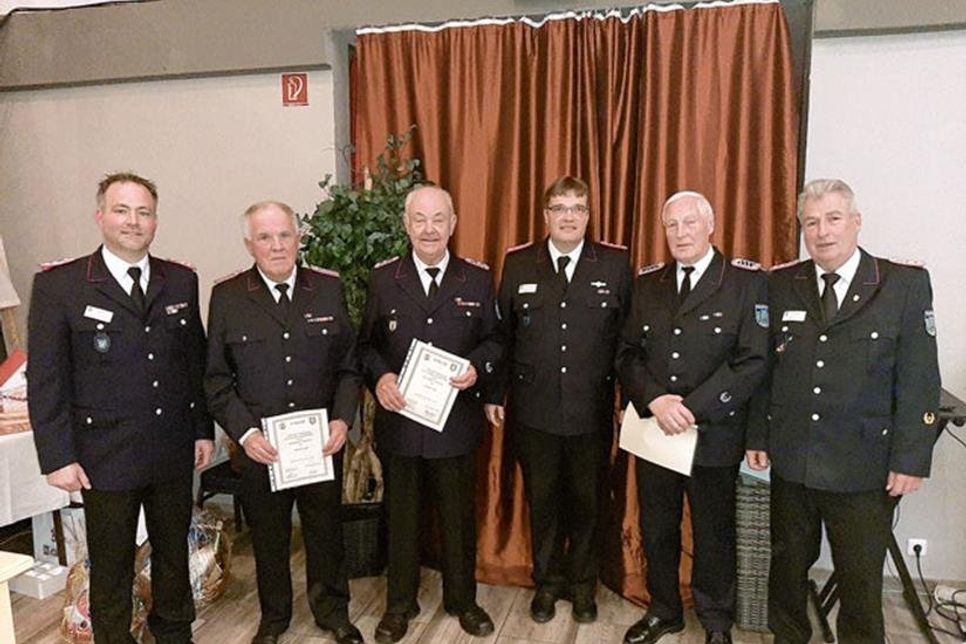 Björn Mougin (stellv. Gemeindewehrführer), Dietrich Wulf (geehrt mit dem Dienstabzeichen 60 Jahre), Günther Wulf (geehrt mit dem Dienstabzeichen 50 Jahre), André Hasselmann (Gemeindewehrführer), Hubert Bäcker (geehrt mit dem Dienstabzeichen 40 Jahre) und Andreas Maeke (Gruppenführer der Reserve).