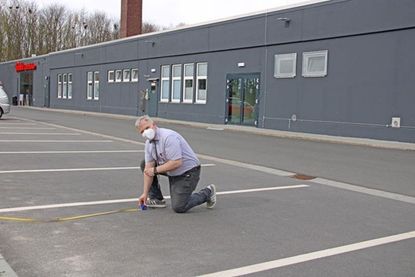 Oliver Wagner, famila-Warenhausleiter am Voßberg 1 in Oldenburg, ist zufrieden mit der Projektentwicklung. Auch das Aufmaß zeigt, dass für den Aufbau des gut 9 x 10 Meter großen Zeltes am künftigen Standort des Test-Zentrums auf dem famila-Parkplatz ausreichend Raum vorhanden ist. Die Anfahrt mit Kraftfahrzeug und Rad sowie der Zufahrt für Fußgänger erfolgt linksseitig des Gebäudes mit Zugang aus Richtung Getränkemarkt hin zur Ausfahrt famila-Tankstelle, wobei dazu eine Einbahnstraßen-Regelung eingeführt werden muss.