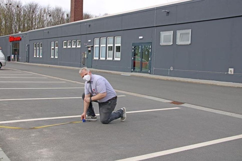 Oliver Wagner, famila-Warenhausleiter am Voßberg 1 in Oldenburg, ist zufrieden mit der Projektentwicklung. Auch das Aufmaß zeigt, dass für den Aufbau des gut 9 x 10 Meter großen Zeltes am künftigen Standort des Test-Zentrums auf dem famila-Parkplatz ausreichend Raum vorhanden ist. Die Anfahrt mit Kraftfahrzeug und Rad sowie der Zufahrt für Fußgänger erfolgt linksseitig des Gebäudes mit Zugang aus Richtung Getränkemarkt hin zur Ausfahrt famila-Tankstelle, wobei dazu eine Einbahnstraßen-Regelung eingeführt werden muss.