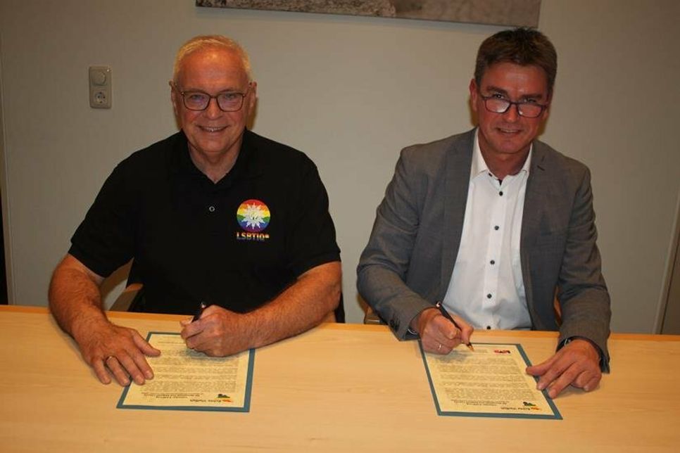 Amtsvorsteher Michael Robien (re) und Initiator für das Amt Lensahn und für den Lesben- und Schwulenverband in Deutschland (LSVD) Jens Puschmann bei der Unterzeichnung der Lübecker Erklärung.