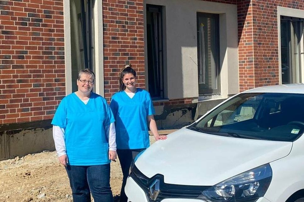 Pflegedienstleitung Benita Schulz (re.) und Fachbereichsleitung Doreen Stöver machen sich vor Ort ein Bild von den künftigen Räumlichkeiten.