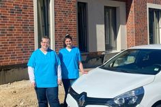 Pflegedienstleitung Benita Schulz (re.) und Fachbereichsleitung Doreen Stöver machen sich vor Ort ein Bild von den künftigen Räumlichkeiten.