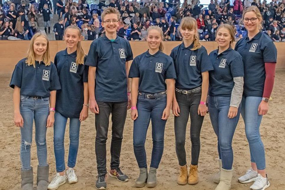 v.li.: Leni Elisa Weist, Carolina-Soraya Rosa Keller, Bahne Triebwasser, Neela Charlotte Wulff, Anna-Lena Hardorp, Solveig Helene Schumacher, Johanna Marie Wacks?nicht im Bild: Chiara Sophie Graage, Emma Lee Kunz, Charlotte Westphal, Luisa Westphal, Larissa Pallokat, Anna Staudt, Janine Kiehl