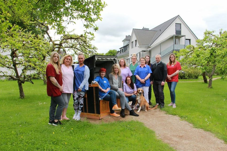 Das Team um Heimleiterin Andrea Wohlgemuth (5. v. lks.) und Pflegedienstleitung Silke Blunk im idyllischen Garten der Einrichtung.