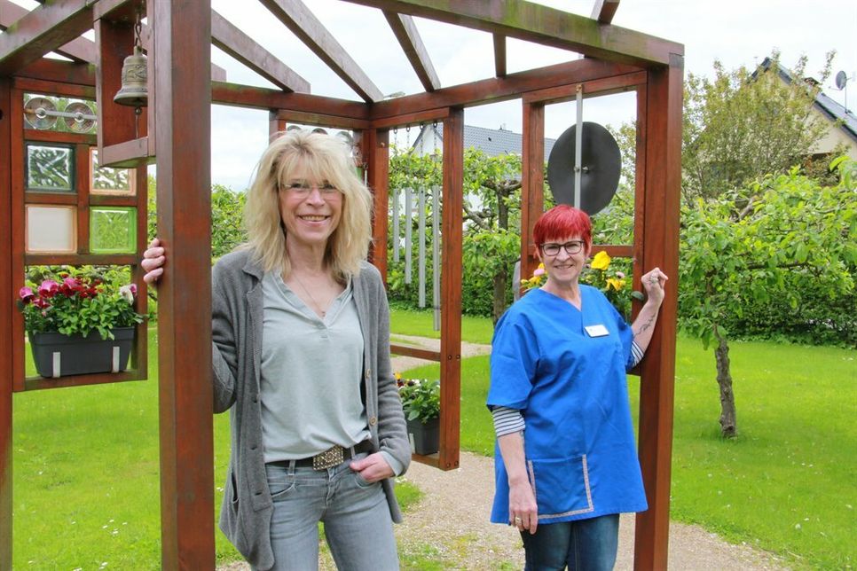 Heimleiterin Andrea Wohlgemuth (lks.) und Pflegedienstleitung Silke Blunk im Klanggarten, der zum 10-jährigen Jubiläum angelegt wurde.