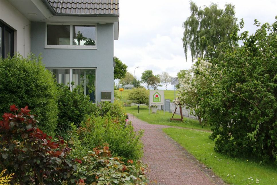 Das Gebäude ist von einem gepflegten Garten umgeben und bietet Ausblicke über Feld und Flur.