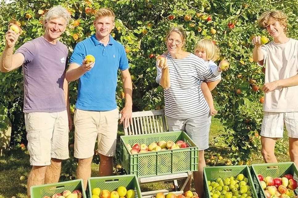Die Familie Barde (Dr. Martin Barde, Felix Barde, Meike Barde, Frido Barde und Fiete Barde) lädt am Montag, dem 3. Oktober, zum Erntefest auf die Streuobstwiese in Warnsdorf ein.