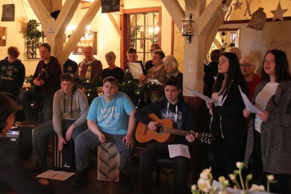 Gesungen wurde unter der Leitung von Pete Struck und Hanna Koch.