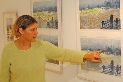 Museumsleiterin Sabine Behrens erläutert, wie vielfältig sich Farben beeinflussen lassen beim Papierdruck.