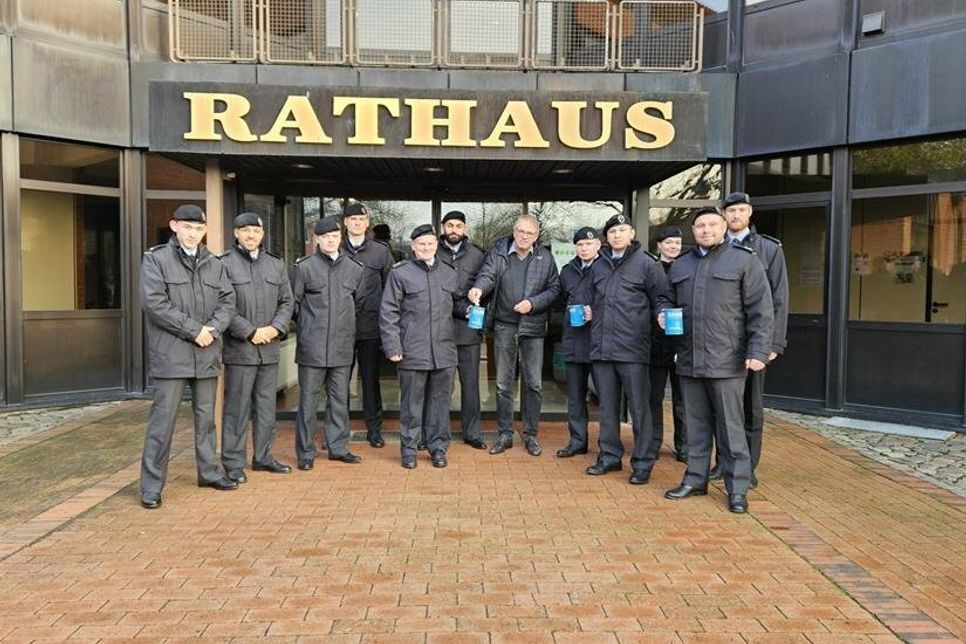 Soldaten der 3. Kompanie mit dem Bürgervorsteher Klaus Winter.