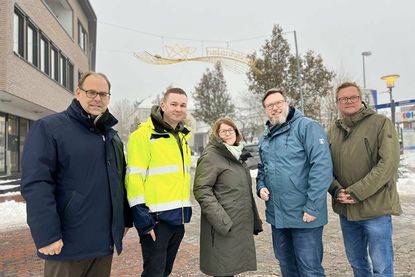 Freuen sich über die schöne Winterbeleuchtung (v. lks.): Bürgermeister Mirko Spieckermann, technischer Leiter SWNH Tom Paulsen, Stadtmarketingkoordinatorin Andrea Brunhöber, SWNH-Vertriebsleiter Dirk Heckmann und Gewerbevereinsvorsitzender Sven Muchow.
