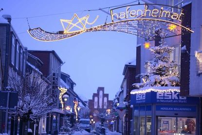 Auf allen Einfallstraßen, die zum Markt führen wurde die neue Winterbeleuchtung angebracht.