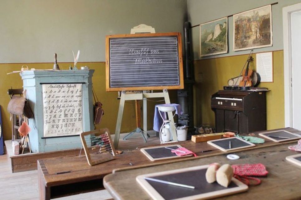 In den hölzernen Schulbänken können sich die Übernachtungsgäste in eine Zeit zurück versetzen, in der noch mit dem Abakus gerechnet und mit dem Rohrstock erzogen wurde.