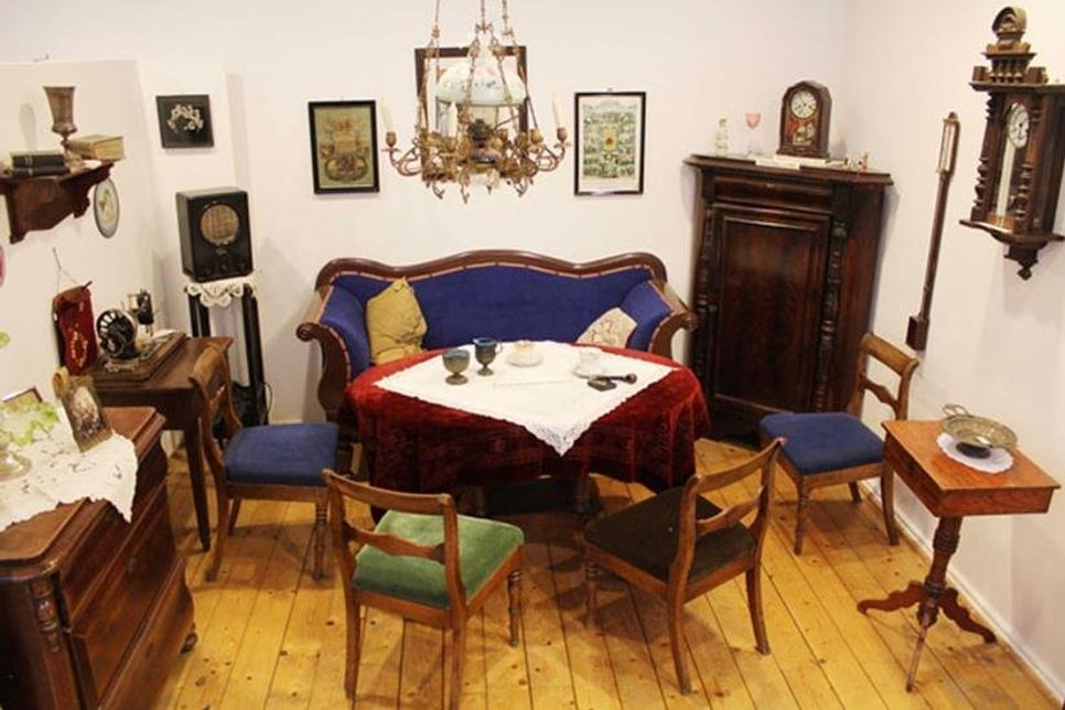 Wer sein Frühstück mitbringt, kann dies stilvoll in der guten Stube des Dorf- und Schulmuseums wie vor 100 Jahren genießen. Bis zehn Uhr muss das Museum wieder verlassen werden.