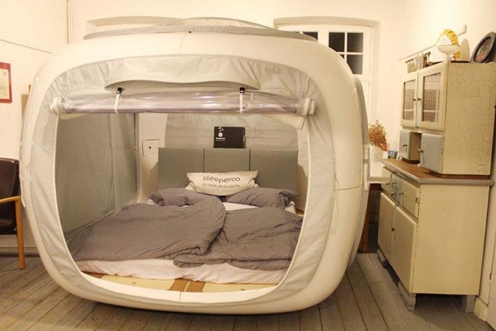 Der futuristisch gestaltete „sleep Cube“ von Sleeperoo steht im Dorf- und Schulmuseum Schönwalde a.B. neben dem Küchenbuffet aus den 1950er Jahren direkt am Eingang und ist Ausgangspunkt für eine ganz persönliche Zeitreise ins ausgehende 19.Jahrhundert.