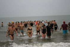 Sehr mutig. Bei Nässe von unten und auch von oben badeten 112 Personen in Dahme an.