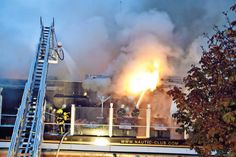 Der Nautic Club brennt: Das Großfeuer im Zentrum von Timmendorfer Strand hält 15 Stunden lang mehrere Feuerwehren in Atem. (Foto: René Kleinschmidt)