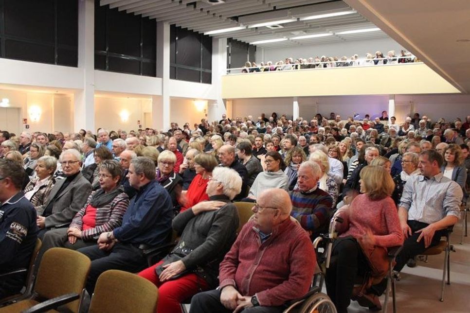Das Publikum im ausverkauften Theatersaal war Zeuge der gelungenen Überraschung.