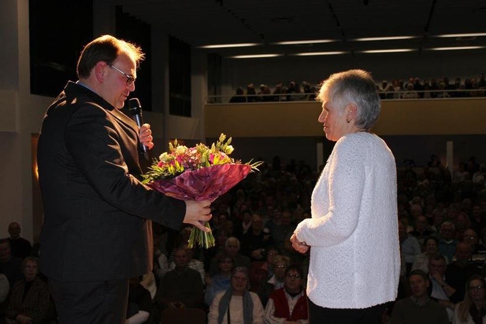 Blumen und Anerkennung für 46 Jahre bei der Stadt.