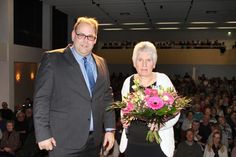 Gabriele Nellies wurde auf der Bühne im Theatersaal von Bürgermeister Mirko Spieckermann überrascht.