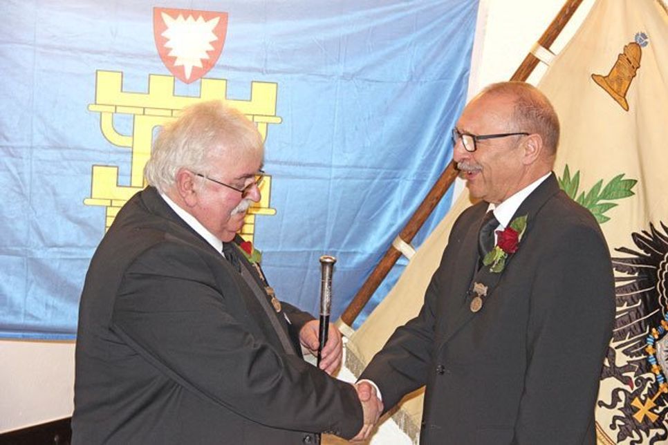 Ottmar Smets reicht den Ältermannstab des 2. Ältermanns an Hans-Peter Flindt weiter.