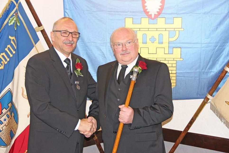 Als neuer 3. Ältermann wird Uwe Wolters von Hans-Peter Flindt mit dem Ältermannstab des 3. Ältermanns ausgestattet.