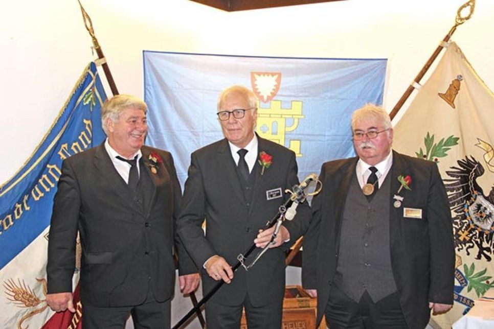 Kapitän Uwe Barez hat seinen Kapitänssäbel an den nachrückenden Kapitän Helmut Schwarze im Beisein von Ierst Öllst Ottmar Smets überreicht. Kapitän Helmut Schwarze freut sich auf sein neues Amt und versprach, sich zum Wohle der Gilde einzusetzen.