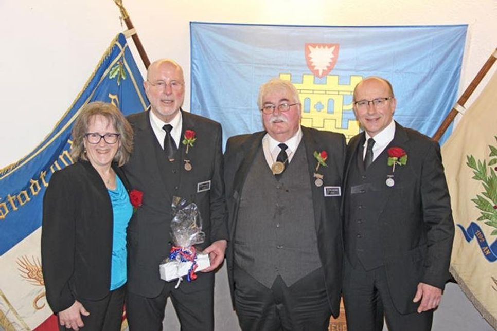 Susanne Knees, Hans-Jürgen Löschky, Ottmar Smets und Martin Voigt zur Löffelübergabe an Hans-Jürgen Löschky.