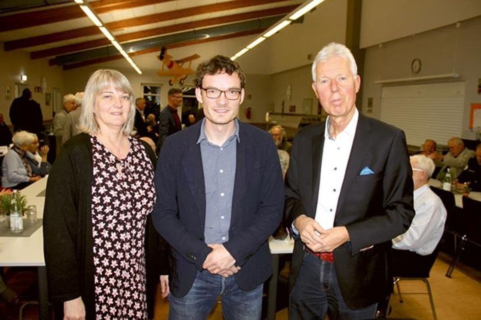 Dr. Jan Piet Brozio (im Bild mit Dr. Stephanie Barth und Torsten Ewers) referierte im Anschluss an die Regularien der diesjährigen Jahreshauptversammlung über das Thema: „Warum wurden Großsteingräber errichtet?“. Der Vortrag über die Entwicklung monumentaler Grabarchitektur in der Jungsteinzeit Norddeutschlands berücksichtigte dabei als Dokumentationsobjekte auch bekannte Grabstätten in unmittelbarer Nachbarschaft, wie das Ganggrab von Wangels-Meischenstorf und skizzierte die gesellschaftlichen Funktionen der Monumente bei der Siedlungsgründung vor 5.000 Jahren.