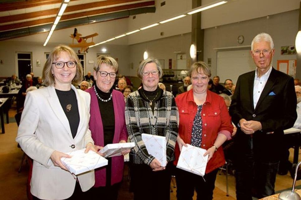 Torsten Ewers bedankte sich mit Lübecker Marzipan bei Heike Müller, Jutta Colschen, Anke Jahn-Frahm und Frauke Politt für langjähriges ehrenamtliches Engagement in der Stiftung Oldenburger Wall e.V. .