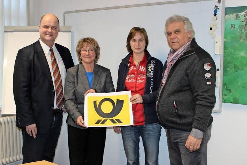 v.l.n.r. Martin Grundler, Pressesprecher der Deutschen Post, Anja Renziehausen, regionale Politikbeauftragte der DP, Sandra Hamer, Stadtmarketing Heiligenhafen, Bürgermeister Müller, Bürgermeister der Stadt Heiligenhafen