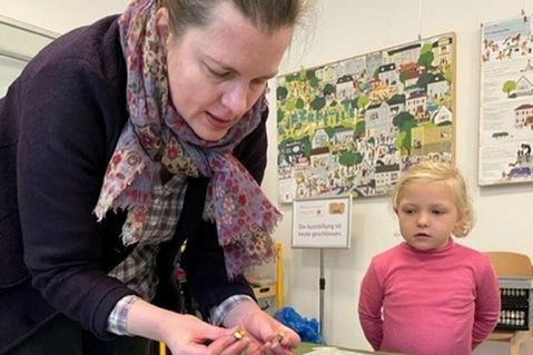 Aktion bei den „Bergkindern“ mit Elena Prochnow und der kleinen Frieda.