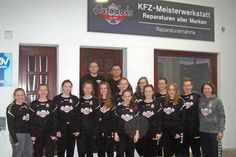 Die weibliche Handball-A-Jugendmannschaft der HSG Wagrien wurde von der Autowerkstatt Autodoks aus Dahme mit neuen Aufwärmtrikots ausgestattet. Die Mannschaft der Spielgemeinschaft aus Oldenburg, Lensahn und Grube spielt zurzeit die Rückrunde in der Schleswig-Holstein-Liga und belegte nach der Hinrunde den dritten Tabellenplatz. Die beiden Inhaber der im letzten Jahr neu eröffneten Werkstatt und Tankstelle unterstützen die Sportjugend vor Ort sehr gerne, zumal einer der beiden selbst früher in der Jugend Handball spielte und für den TSV Grube auf Torejagd ging. (red)