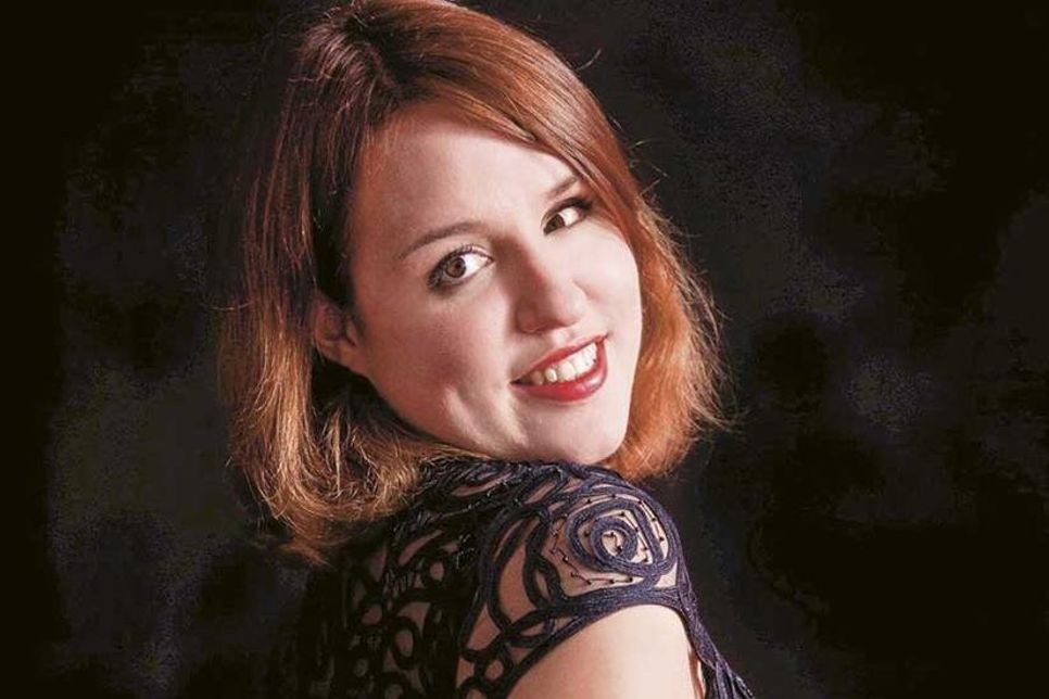 Die Stadt Bad Schwartau bringt die britische Sopranistin Sarah Gilhead auf die Bühne der Krummlandhalle. Unterstützt wird sie von Bruno Vargas (Bass) und Ekaterina Kausch (Klavier, Foto).