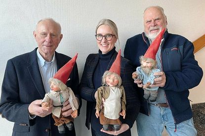 Klaus Nentwig (l., Gemeinnütziger Bürgerverein), Judith Ohrtmann (Museum der Stadt Bad Schwartau) und Rolf Kirsten (Erschaffer des Bad Schwartauer Zwergenwalds).