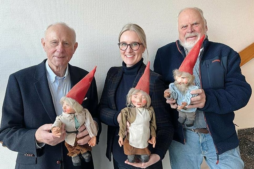 Klaus Nentwig (l., Gemeinnütziger Bürgerverein), Judith Ohrtmann (Museum der Stadt Bad Schwartau) und Rolf Kirsten (Erschaffer des Bad Schwartauer Zwergenwalds).