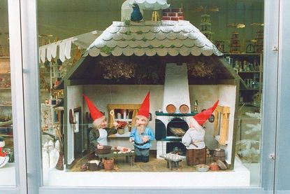 Das erste Zwergenhaus im Jahr 1986 mit den drei Ur-Zwergen, die nun Teil der Museumssammlung sind.