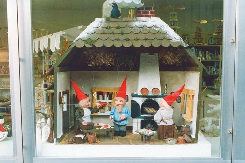Das erste Zwergenhaus im Jahr 1986 mit den drei Ur-Zwergen, die nun Teil der Museumssammlung sind.