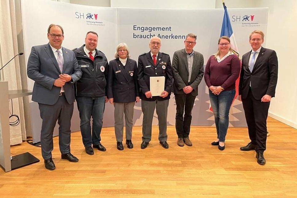 Klaus Barton (Mitte) wurde die Ehrennadel des Landes Schleswig-Holstein verliehen. (Foto: Christian Steffen)