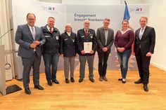 Klaus Barton (Mitte) wurde die Ehrennadel des Landes Schleswig-Holstein verliehen. (Foto: Christian Steffen)